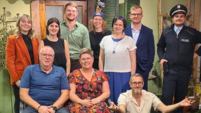 Bild: Sabine Kemptner/exb
Die Darsteller des Herbsttheaters: (hintere Reihe von links) Maresa Schieder (Souffleuse), Emilia Langer, Jakob Böhm, Verena Koch, Sandra Schieder, Kilian Plank und Jonas Strunk; (vordere Reihe von links) Peter Müller, Simone Schönberger und Sebastian Uebel.
