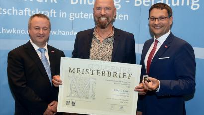 Bild: Fotostudio Schwarz/exb
Harald Kraus (Mitte) aus Vohenstrauß erhielt vom Vizepräsidenten der Handwerkskammer, Christian Läpple (links), und Geschäftsführer Alexander Stahl seinen Goldenen Meisterbrief.