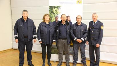 Bild: Erl/exb
Die teilnehmenden Mitglieder der Sicherheitswacht im Städtedreieck Christoph Ludwig, Wazl, Irmgard, Wazl, Stefan und Christian Hüttinger sind zusammen mit Leitendem Polizeidirektor Klaus Müller vom Polizeipräsidium Oberpfalz (von links) zu sehen.