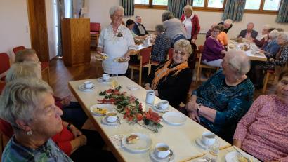 Bild: le
Kirwakücheln- und kuchen werden beim "Klub 70" serviert und versüßen den Kirwa-Nachmittag.