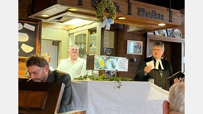 Bild: Max Klose/exb
Gerd Hennecke am Harmonium (links), hinter dem Tresen Wirt Armin Ertel und Dekan Karlhermann Schötz. Der Tresen war mit einem weißen Tuch zum Altar gemacht und mit Hopfenkränzen für den Gottesdienst verziert worden.