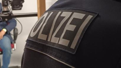 Symbolbild: Bundespolizei
Ein Bundespolizist fertigt Lichtbilder von einem Migranten.