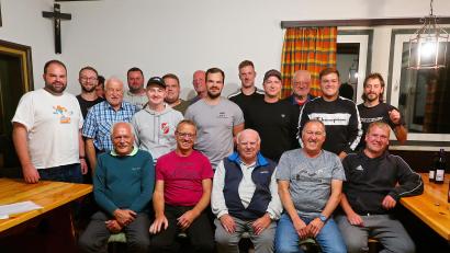 Bild: bsc
TSV-Vorsitzender Johannes Härtl (links) gratulierte der Sparte Eisstock des TSV Friedenfels zur erfolgreichen Saison 2023. Eisstock-Spartenleiter Martin Streim (sitzend, links) lobte die Leistungen der beiden ältesten Akteure, Alfred Weidner (vorne, Mitte) und Johann Wurm (mittlere Reihe, Zweiter von links).