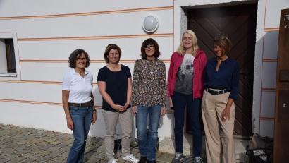 Bild: wku
Fünf Amberg-Sulzbacher Bürgermeisterinnen trafen sich zum Gedankenaustausch (von links): Lydia Zahner (Etzelwang), Doris Lehnerer, (Königstein), Evi Höllerer (Hahnbach), Susanne Lindner (Gebenbach) und Birgit Simmer-Grimm (Kümmersbruck).