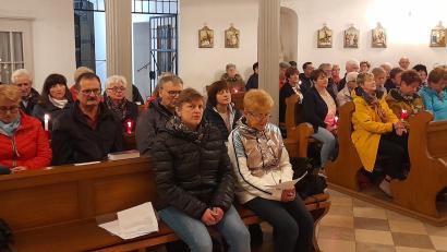 Bild: KAB Kreisverband/exb
Der KAB-Kreisverband hatte zur Rosenkranz-Andacht in die Dreifaltigkeitskirche eingeladen.