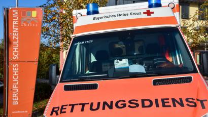 Bild: Stephan Huber
Mit einem Großaufgebot war der Rettungsdienst am Freitagmorgen an das Berufliche Schulzentrum in Amberg ausgerückt, um Schüler zu versorgen, die in der Aula versprühtes Reizgas abbekommen hatten.