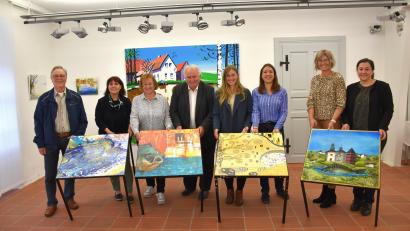 Bild: ubb
Klaus Sackstraus, Petra Gehring, Angelika Sticht, Peter Gold, Tatjana Till, Christine Henrich, Zweiter KVT-Vorsitzende Kerstin Rumswinkel und Museumsleiterin Birgit Plößner (von links) präsentierten die mit Kunst aufpolierten Beistelltische.