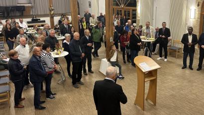 Bild: mez
Gut besucht war der feierliche Empfang für den neuen Pfarrvikar Dr. Linus im Martinssaal. Bürgermeister Günter Kopp (vorne), sowie zahlreiche weitere Redner hießen den neuen Geistlichen herzlich willkommen.