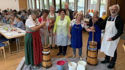 Bild: Silvia Beck/exb
Beim Ausbuttern für Senioren: Pfarrer Heinrich Rosner, Zweite Bürgermeisterin Gabriele Wittleben, Seniorenbeauftragte Gabriele Beck, das Helferteam sowie die Musiker Anton Reiger und Marita Lobenhofer.