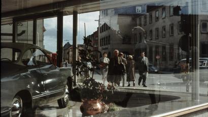 Bild: Privatarchiv Hladik/Schober
Die Ausstellungshalle des damaligen VW-Händlers Georg Zwack im Jahr 1958 in der Bahnhofstraße 1. Gegenüber die Gebäude der Stadtsparkasse.