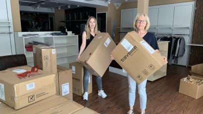 Bild: ck
Maria (rechts) und Juliane Lang packen die Kisten und räumen den "Trendstore" am Marktplatz 23 leer. Das Sortiment - Taschen und Koffer und Lederwaren - werden die Kunden künftig in der ""Lang family"-Filiale finden.
