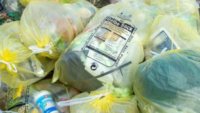 Symbolbild: Patrick Pleul/dpa
Plastikbecher, Getränketüten, Aluminiumdeckel, Styropor, Folien: Täglich fallen riesige Mengen dieser leichten Verkaufsverpackungen an.