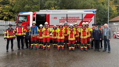 Bild: fks
Alle Teilnehmer der Leistungsprüfung mit den Schiedsrichtern Herbert Thurm, Wolfgang Bauer und Albert Fröhlich (von links) sowie Bürgermeister Johannes Reger, Stellvertretendem Kommandant Wolfgang Gruber und Vereinsvorsitzendem Tobias Bollmann (von rechts).