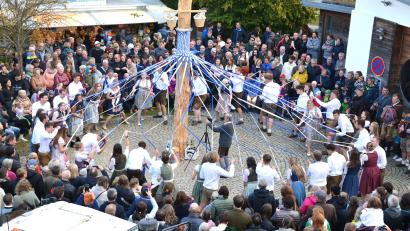Bild: fdl
Vor vielen Zuschauern zeigen die Ehenfelder Kirwapaare beim Baumaustanzen zur Erinnerung an Hans Wild den Bändertanz.