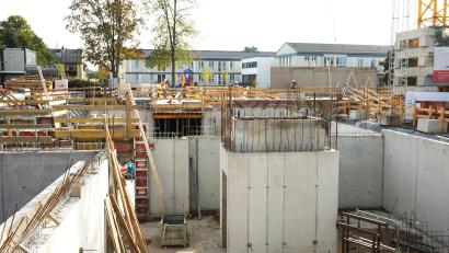 Bild: Hirsch
Die Bauarbeiten an der neuen Seniorenwohnanlage in Schwandorf laufen auf Hochtouren.