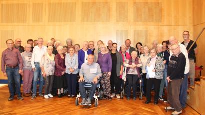 Bild: prh
30 Mitglieder werden in der Jahreshauptversammlung der VdK-Ortsgruppe Neustadt für langjährige Treue geehrt. Im Bild die Geehrten mit dem erneut gewählten Vorsitzenden Quirin Gierisch (sitzend) und dem weiteren Führungsteam. .