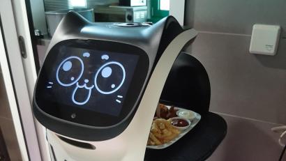 Bild: Kreuzer, Eva
Bellas freundliches Katzengesicht kommt gut bei den Kunden im Bistro der Thermenwelt Weiden an. Künstliche Intelligenz und Roboter verändern unsere Umgebung. Vor allem auch die Arbeitswelt. Die einen finden es gut, den anderen macht es Angst.