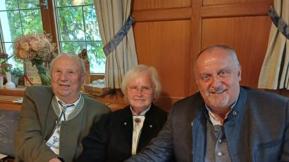 Bild: mof
Bürgermeister Anton Peter (rechts) gratuliert Leonhard und Hildegard Englhard zum Ehejubiläum.