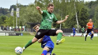 Archivbild: Hubert Ziegler
Maximilian Nimsch (vorne/Szene aus einem anderen Spiel) erzielte das 2:1 für Rieden.