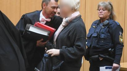 Bild: Gabi Schönberger
Die Angeklagte vor dem Prozessbeginn. Ihr Anwalt Rouven Colbatz spricht der 50-Jährigen Mut zu.