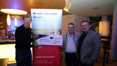 Bild: Katrin Pollinger/exb
Walter Röhrl (links) und Hubert Obendorfer (rechts) übergeben den Spendenscheck an Martin Steinkirchner.