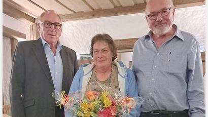 Bild: vsr
Vorsitzender Bernd Wagner (rechts) und Kreisvorsitzender Georg Brand (links) begrüßten beim Zoiglabend des VdK-Ortsverbands Krummennaab-Reuth Karola Parvez als 300. Mitglied.