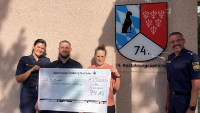 Bild: PHM Roland Ziegaus, VII. Bereitschaftspolizeiabteilung, 74. Ausbildungsseminar/exb
500 Euro für die McDonald's Kinderhilfe, das Geld überreichten Polizeihauptmeisterin Simona Abredat, Polizeioberwachtmeister Florian Deibele (von links) und der Seminarleiter, Erster Polizeihauptkommissar Kurt Guggenberger, an Stefanie Schwab-Zettl.
