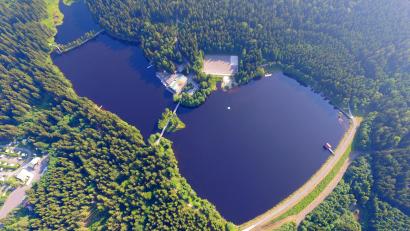 Bild: imago-images.de/Arnulf Hettrich
Der Fichtelsee in seiner Gänze. Auch von oben ist eine leicht braune Tönung zu erkennen.