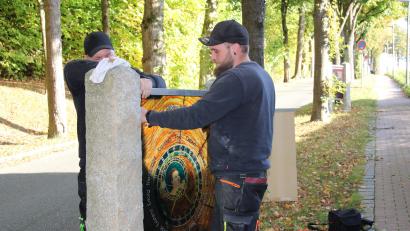 Bild: prh
Nachdem die Glasbilder zwischen den Granitstelen der sieben Stationen des Meditationswegs des Neustädter Oberpfalzvereins angebracht wurden, steht dieser kurz vor Vollendung. Die Einweihung erfolgt Mitte November.