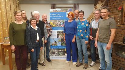 Bild: Jenny Neeser/exb
Die LBV-Kreisgruppe wählte Jürgen Kammermeier (Zweiter von rechts) aus Schwarzenfeld als neuen Schriftführer ins Vorstandsteam. Mit im Bild: Professor Werner Schuler (Vierter von links), der Ehrenvorsitzende der LBV-Kreisgruppe Schwandorf.