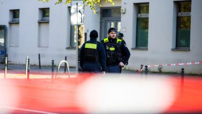Bild: Christoph Soeder/dpa
Polizeikräfte stehen vor der jüdischen Gemeinde Kahal Adass Jisroel in der Brunnenstraße in Berlin-Mitte.