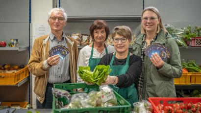 Bild: Michael Golinski, Stadt Amberg/exb
Die Freikarten des Circus Krone wurden unter anderem bei der Amberger Tafel bei der Lebensmittelausgabe verteilt. Mit dabei waren: Sozialreferentin Susanne Augustin (rechts) und der Vorsitzende der Tafel Bernhard Saurenbach (links) mit Mitarbeiterinnen der Tafel bei der Verteilung.