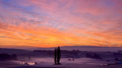 Bild: Bernadette Rösch/exb
Leserin Bernadette Rösch hat am Mittwoch, 18. Oktober, ganz zufällig ein paar wunderschöne Bilder vom Sonnenaufgang in Gebenbach gemacht.