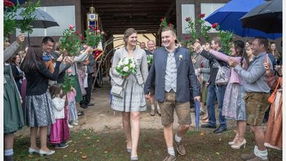 Bild: Alex Birner/exb
Durch das Spalier vor dem "Hochzeitsstodl" in Siegelsdorf schreiten Carolin und Martin Köppl ins Eheglück.