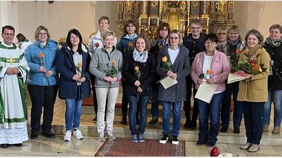 Bild: R. Kreuzer
Der Frauenchor Laetitia feiert in der St. Dionysiuskirche Neunkirchen sein silbernes Chorjubiläum. Auch Pfarrer Thomas Kohlhepp (links) gratuliert.