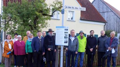 Bild: mfh
Vor zahlreichen Teilnehmern wird die Informationstafel an Missionar Georg Pilhofer enthüllt (von rechts): Günter Vogl (evangelische Kirchengemeinde Poppenricht), Reiner Hoffmann (Ortsheimatpfleger Poppenricht), Pfarrer Dominik Mitterer (katholische Pfarrei Poppenricht), Wolfgang Böttner (evangelische Kirchengemeinde Poppenricht), Bürgermeister Hermann Böhm, Georg Pilhofer (Enkel von Dr. Georg Pilhofer), Markus Weiß (Gemeinderat), Pfarrer Alfredo Malikoski (evangelischer Missionspfarrer des Dekanatsbezirks), Waltraud Lobenhofer (Gemeinderätin), Gerhard Weiß (Altmannshof), Diakonin Regina Reymann (evangelische Pfarrei Rosenberg-Poppenricht), Edith Weiß (Altmannshof) und Elisabeth Pilhofer.