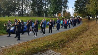 Bild: gi
Mit der Moosbacher Blasmusik unter Leitung von Franz Sturm ziehen die Wallfahrer, Abordnungen und Vereine zum Übersetzungsfest zur Wieskirche.