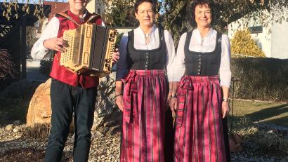 Bild: Renate Zupfer-Vilas/exb
Die Zupfer-Moidln spielen gemeinsam mit Gerhard Reber beim Auftakt der Neustädter Dotschkirwa in Neustadt/WN auf.