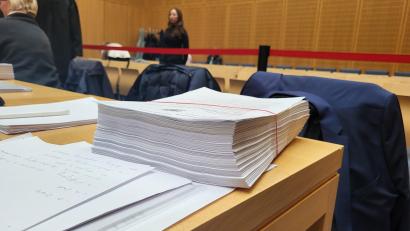 Bild: Würth, Wolfgang
1100 Seiten Anklageschrift. Weil die elektronische Zustellung nicht nach den rechtlichen Vorgaben erfolgte, wurde die Schrift am Mittwoch auf Papier an die Beteiligten ausgeteilt.