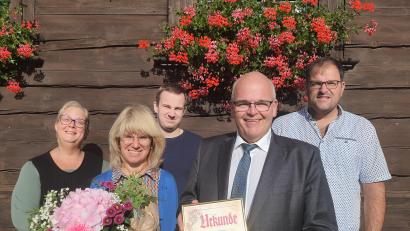 Bild: Gemeinde Bad Neualbenreuth/exb
Ingrid Schleicher (Zweite von links) feierte jetzt 40. Dienstjubiläum bei der Gemeinde Bad Neualbenreuth. Bürgermeister Klaus Meyer (Zweiter von rechts) gratulierte mit einer Urkunde und einem Blumengebinde; die Mitarbeitenden im Rathaus schlossen sich den guten Wünschen an.