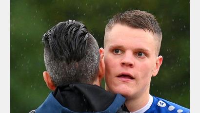 Bild: Werner Franken
Niklas Lang (rechts) holt sich die Umarmung von Trainer Michael Riester ab: Nach der überzeugenden Leistung beim 3:0 in Deggendorf will die SpVgg SV Weiden gegen die SpVgg Osterhofen nachlegen.