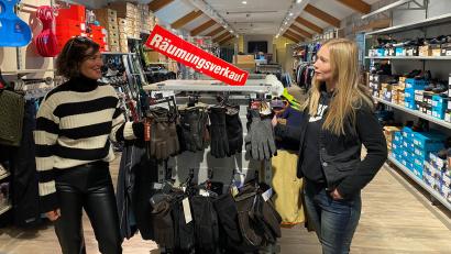 Bild: ck
Das Sportgeschäft der Firma Lang in Vohenstrauß wird geräumt. Juliane Lang (rechts) und Mitarbeiterin Claudia Weig (links) haben für die letzten Wochen in dem Geschäft alles vorbereitet.