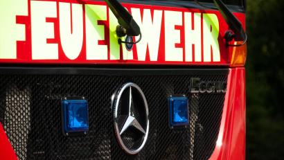 Symbolbild: Alexander Unger
Die Rosenberger Feuerwehr musste einen vier Meter hohen Baum löschen, der lichterloh in Flammen stand, weil die Unkrautbekämpfung einer Seniorin aus dem Ruder lief.