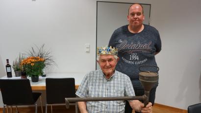 Bild: tra
Inthronisation des alten und neuen Vereinskini Michael Scharl durch den Feuerwehrvorsitzenden Gerald Wiesen in Ensdorf.