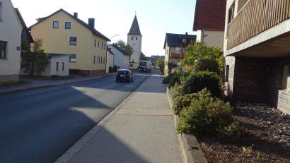 Bild: Houschka
Die Ortsmitte von Dürnsricht: Sie könnte beschaulich sein und weiterentwickelt werden, wenn da nicht der Verkehr wäre, der Tag und Nacht auf einer Staatsstraße durch das Dorf rollt.