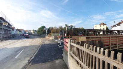 Bild: Hösamer
Die Fronberger Straße in Schwandorf ist wieder frei befahrbar. Die Behelfsbrücke zur Wöhrvorstadt (rechts) ist eingehoben. Vorerst kann der Verkehr normal über die Beer-Kreuzung (im Hintergrund) fließen.