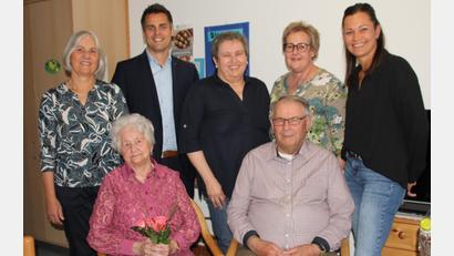 Bild: frd
Bei guter Gesundheit feiert die Teunzerin Franziska Zimmet (im Bild vorne links) im Oberviechtacher Alten- und Pflegeheim ihren 90. Geburtstag. Neben der Familie gratulieren auch Bürgermeister Rudolf Teplitzky, Altenheim- Geschäftsführerin Michaela Mösbauer und Heimleiterin Sonja Horn, wie auch der Weggefährte der Jubilarin, Martin Bauer.