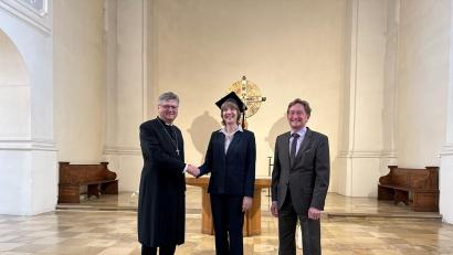 Bild: Susanne Herding/exb
Dekan Schötz gratulierte Dr. Kerstin Schatz zur Doktorwürde, rechts Stefan Weidenhammer als Vertreter der musikalischen Gruppen im Bezirk Sulzbach-Rosenberg.