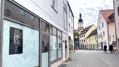 Bild: Gabi Schönberger
Plakate in den Fenstern weisen schon daraufhin, bis zum Umzug dauert es aber noch etwas: Die Boutique Roma, die viele Jahre in der Dr.-Pfleger-Straße zu finden war, wird bald in die Schulgasse umziehen.