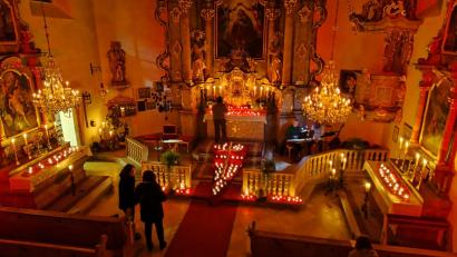 Bild: sei
Nur durch Kerzenlicht war die Moritzkirche beim Taizè-Abendgebet erleuchtet und es ergab sich ein angenehmes warmes Gefühl, auch wenn die Kirche nicht geheizt werden kann.